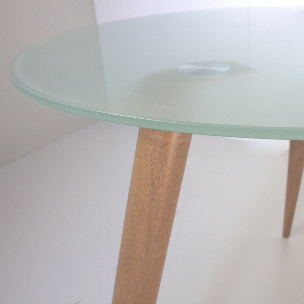MESA ESCRITORIO SKAT TRANSLÚCIDO PATAS ASERRADAS